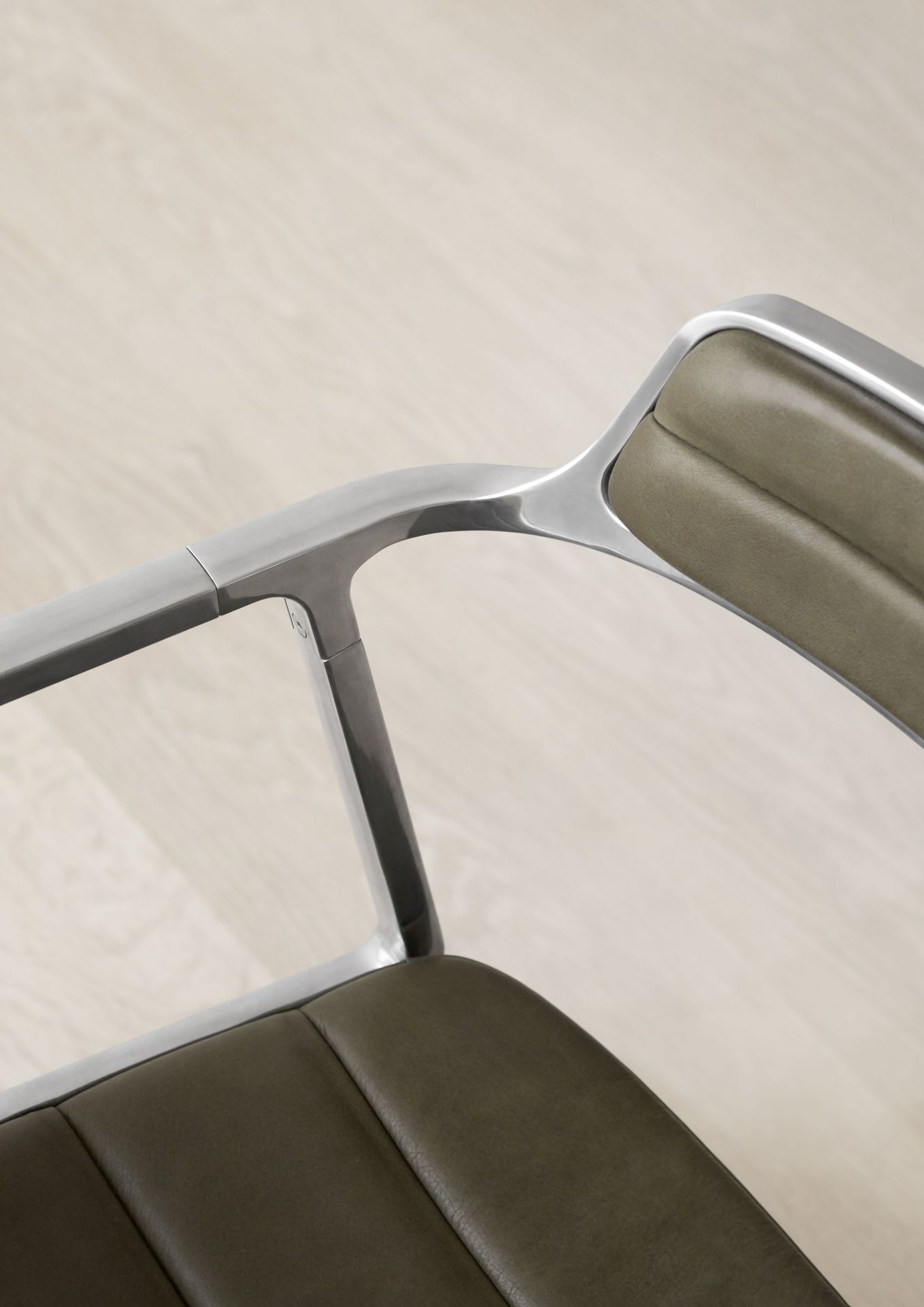 VIPP452 Swivel Stuhl mit Gleitern grünes Leder Vipp