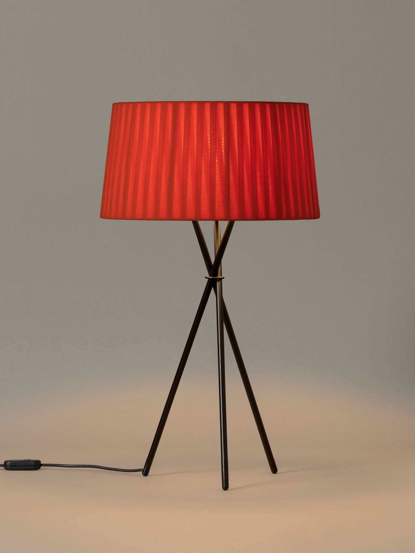 Tripode G6 Tischleuchte Bernsteinrot Santa & Cole Tripode G6 Tischleuchte Bernsteinrot Santa & Cole