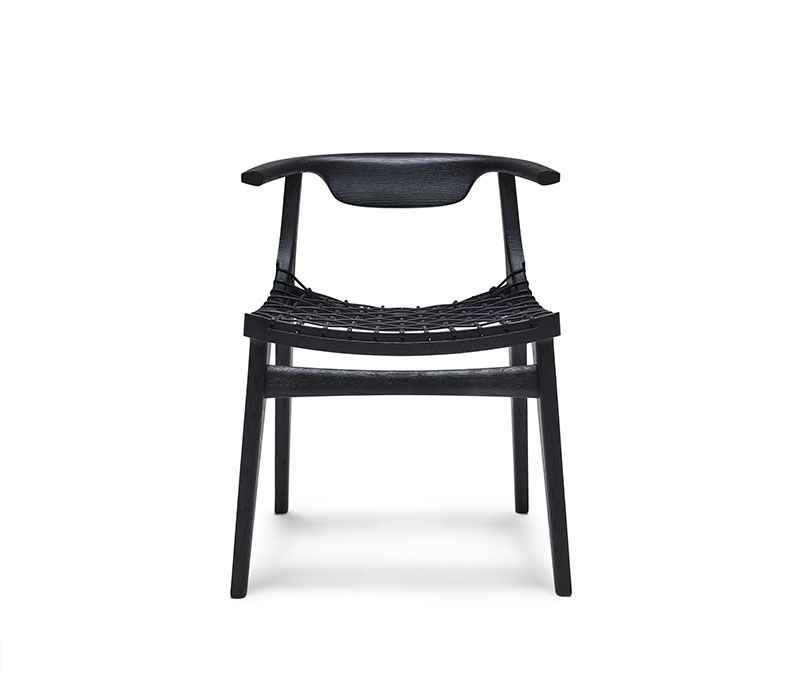 Schwarzer Klismos Sessel mit Holzrückenlehne und geflochtener Sitzfläche von Knoll International. Designklassiker für stilvolles Wohnen.