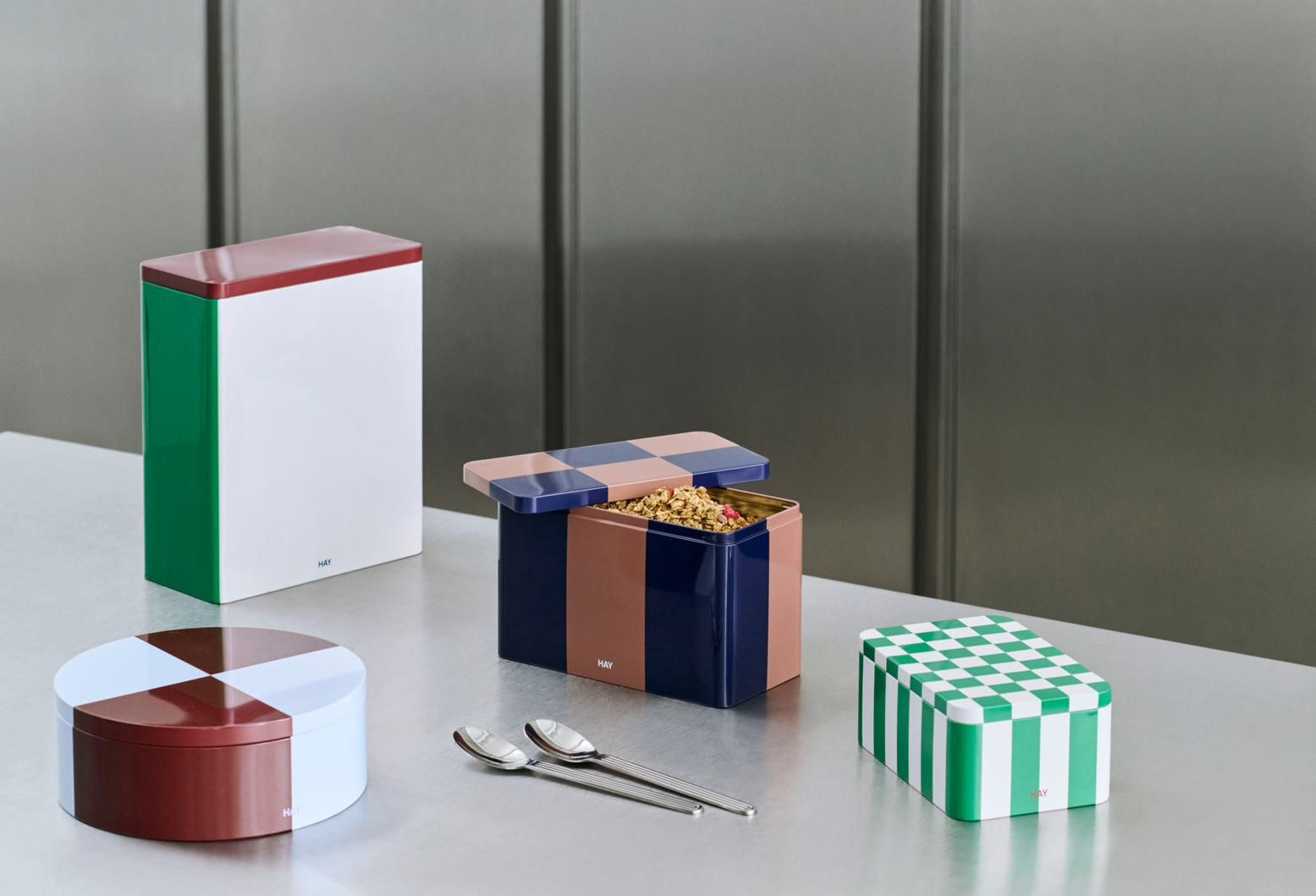 Tin Container Large Off-White and Red Aufbewahrungsbox Hay