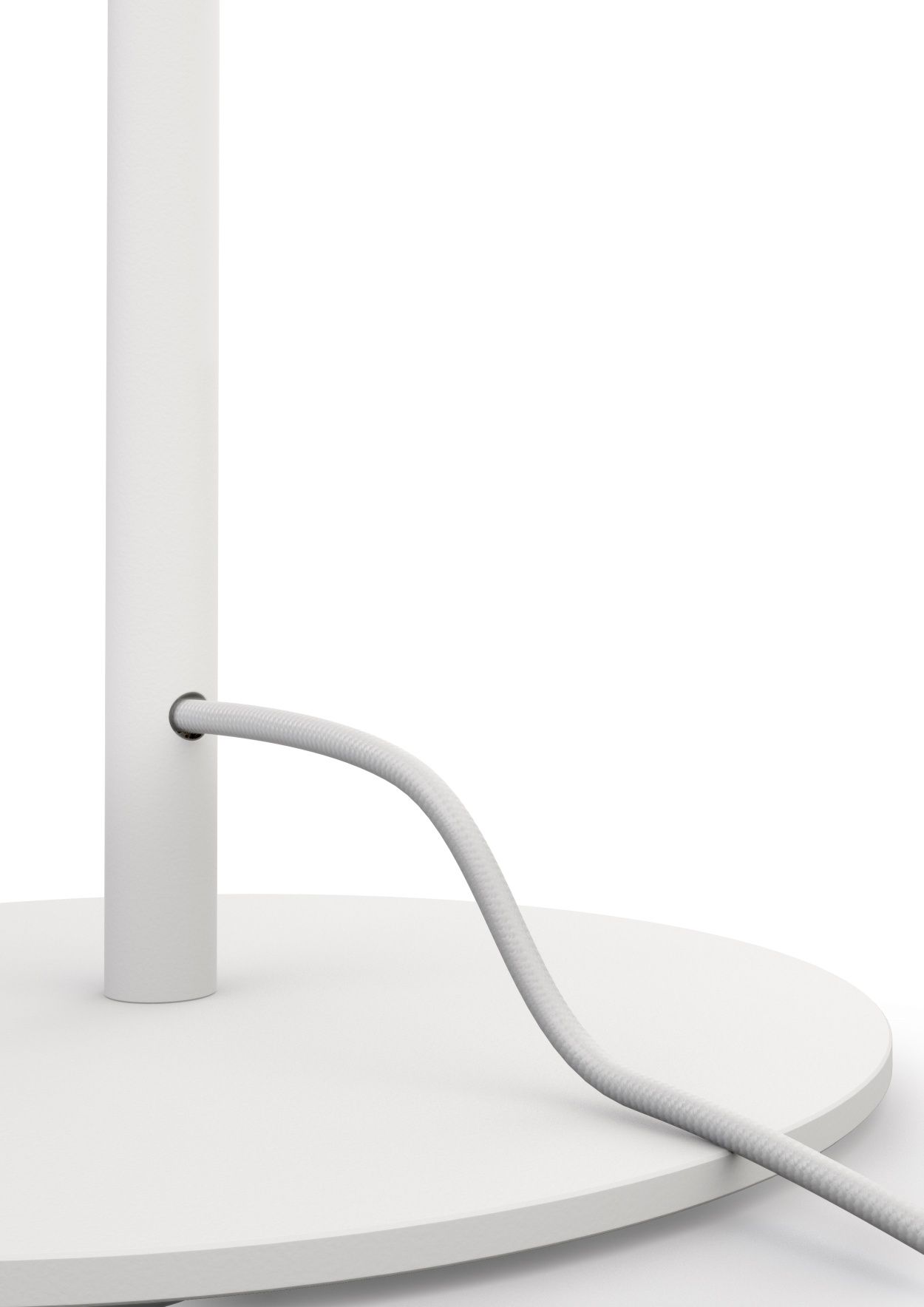 Detailaufnahme Oto Stehleuchte von Belux: Weißer Rundfuß, Kabeldurchführung, modernes Design.