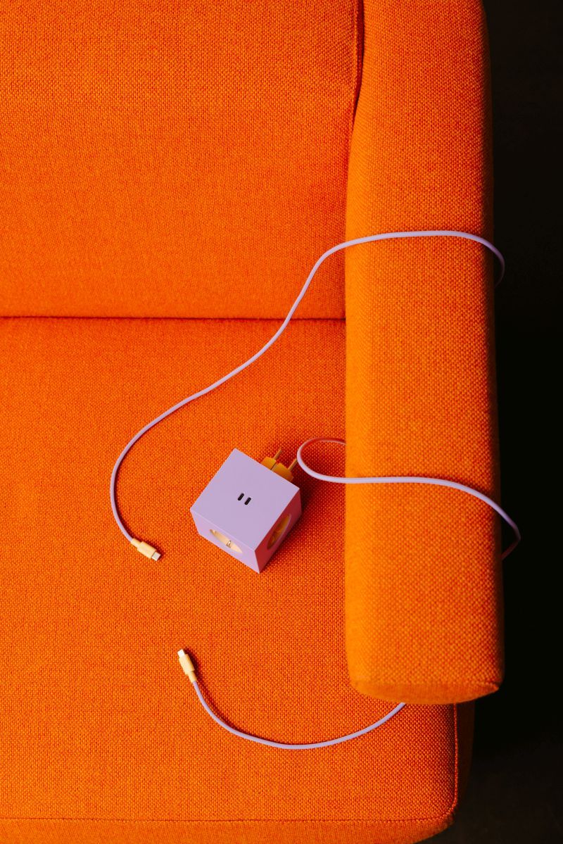 Square 2 - Avolt x Bauhaus Archiv Steckdosenwürfel exclusive Edition Mulberry Red dfp Design