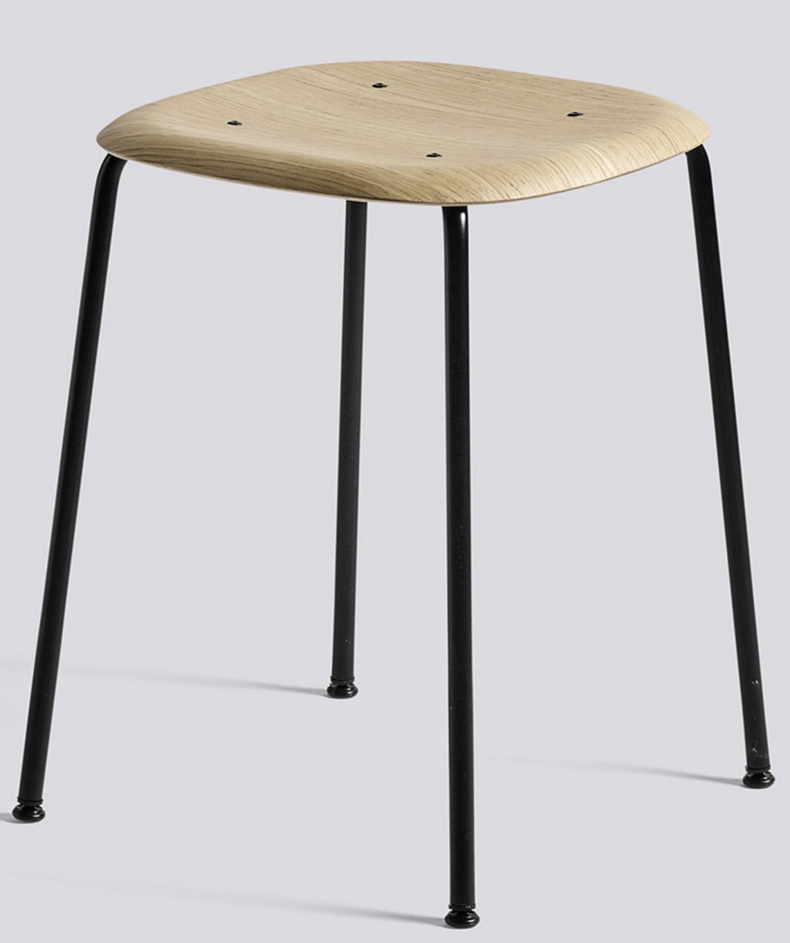 Soft Edge 70 Hocker von Hay: Schwarzes Gestell, Sitzfläche aus hellem Eichenholz. Moderner Barhocker.