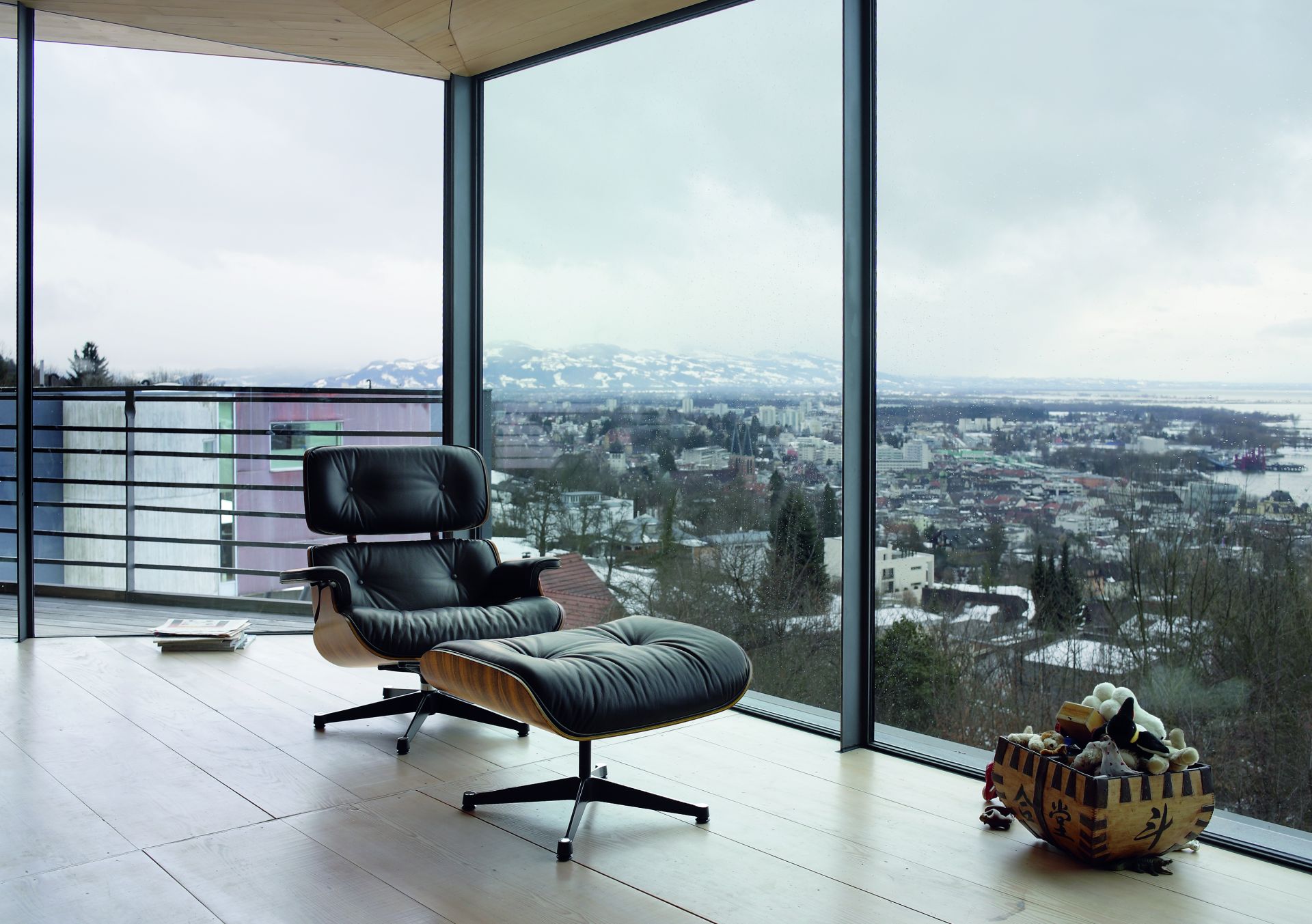 Eames Lounge Chair & Ottoman Armchair Leder Premium Vitra Seiten poliert- schwarz Leder Premium F schwarz Kirschbaum