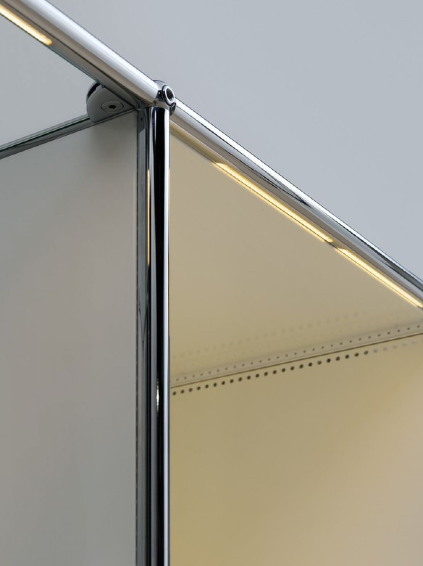 USM Haller E Nachttisch mit dimmbarem Licht